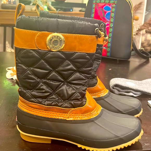 Like new Tommy Hilfiger boots - Picture 1 of 4